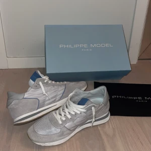 Philippe model trainers - Säljer dessa gråa snygga och sköna phillipe model trainers i storlek 41, ny pris 3900kr skick 9/10 skriv om ni har några funderingar.Dustbag medföljer såklart.
