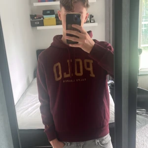 Ralph Lauren Polo hoodie - Säljer denna Ralph lauren hoodie efter jag inte använder den, hör av er!!  Nypris 2099kr, mitt pris 650kr