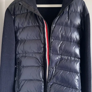 Moncler Cardigan XL 2020 Årsmodell!! - Moncler Maglione Tricot Cardigan 2020 årsmodell!!  -Storlek: XL -Skick 9/10 (Necktag saknas) -Nypris ~ 11000kr -Pris: 5500kr -Frakt: (hemlevererat spårbart)📦  Tveka inte att höra av dig vid minsta frågan!