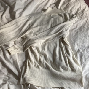 Stickad tröja - gammal tröja från 90s. Märker dressbarn. Storlek L