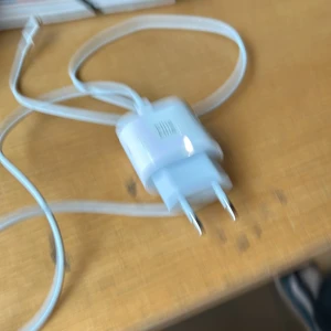  - Det är Ellies laddare. Hon går i min klass, period 