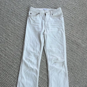 Jeans - Vita snygga jeans från Zara. Rak i modellen, sitter väldigt bra på. Passar hela året eftersom det är jeansmaterial. Snyggt till en höstkavaj. 