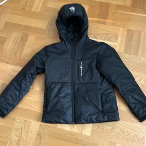 Sail racing jacka - Skick 9/10 de finns en pytte liten tråd som sticker ut ur Sailracing märket men det är det ändå såvitt jag vet, säljer då den är för liten för mig