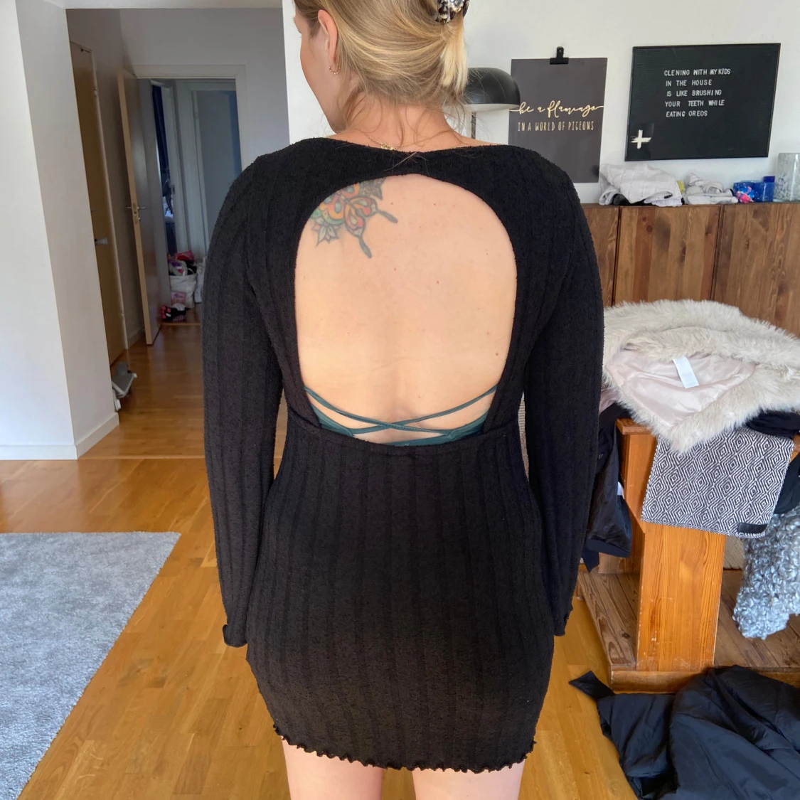 Svart stickad klänning med öppen rygg - 91