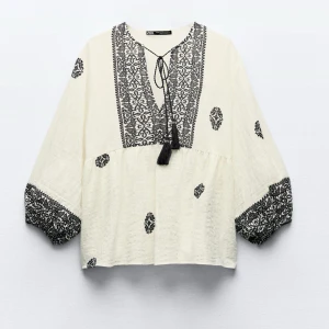 Blus med mönster - Använts fåtal gånger, mönstret är i marinblått alltså inte svart, nypris och köptes för 400kr!  