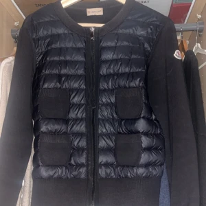 Moncler Cardigan  - Säljer min älskade Moncler Cardigan, inga defekter o sparsamt använd. Perfekt nu till hösten!