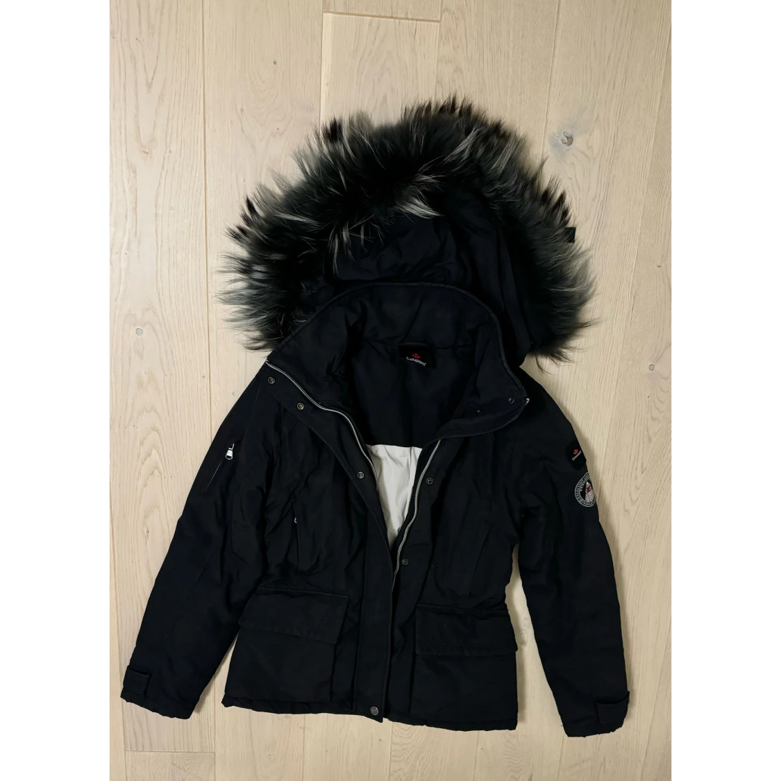 Svart parkajacka med pälsdetaljer