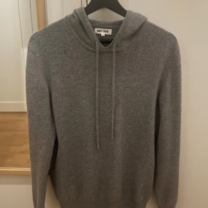 Soft Goat Kashmir hoodie Stl M - En sparsamt, nästan ooanvänd Soft Goat hoodie i 100% Kashmir. Storlek M. Kvitto finns Nypris:3250kr