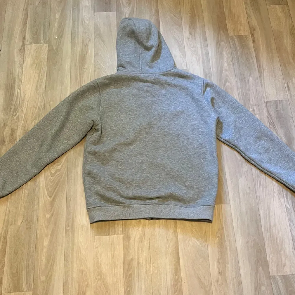 Säljer en snygg grå zip tröja från burberry i storlek M. Med den ikoniska burberry mönstret på insidan. Perfekt för hösten och vintern med sin mjuka och varma insida (ej äkta). Hoodies.