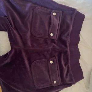 Juicy couture  - Säljer mina fina sällsynta juicys u färgen blackberry som jag inte tror säljs längre💜