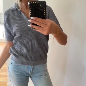 Stickad tshirt - Säljer min stickade tshirt från Esprit då den inte längre kommer till användning❤️Tröjan har även glitter på sig🥰