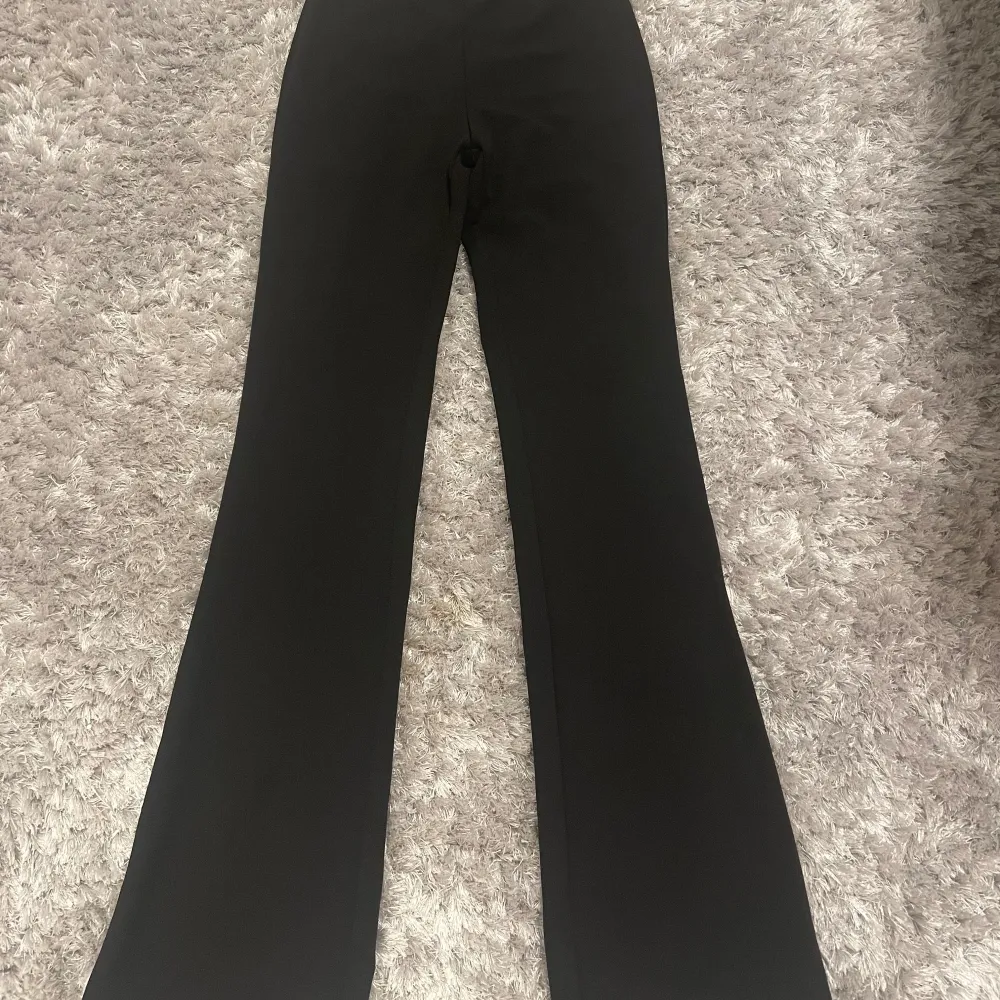 Säljer dessa mid waist yoga pants då dem inte kommer till användning. Dem är helt nya. Dem är lite långa på mig och är ca 161. Jeans & Byxor.