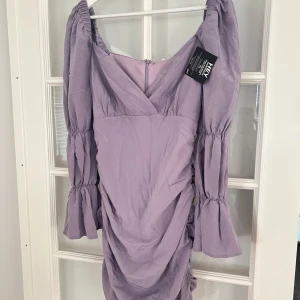 Klänning - klänning från Nelly i bra skick med prislappen kvar. storlek 40, hör av er vid frågor eller intresse!🩷 100kr 