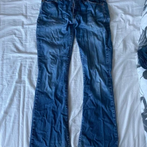 Levis jeans  - Lågmidjade jeans från Levis, använd nån gång, men i bra skick.  Midja- 37 Innerbenslängd- 77 cm