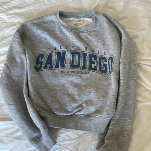 Mycket fin pull  & bear tröja  - sicket på tröjan är super, inga hål eller lösa trådar. den är inte alls mycket andvänd 😊💞