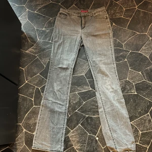 Angelo Marini jeans  - Bootcut. Säljer pga att dom är för stora för mig. Jätte fina, nyskick. Står att det är storlek 44 men jag skulle säga att de är Medium. Skriv innan du trycker på köp!