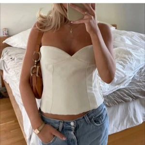 Zara topp - Vit söt zara topp i storlek M. Endast använd 1 gång🌸