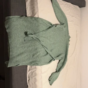 Olika kläder  - Väldigt bra och fint skick, nästan aldrig använd.  En stickad klänning med snöre och en lång tröja från zizzi.