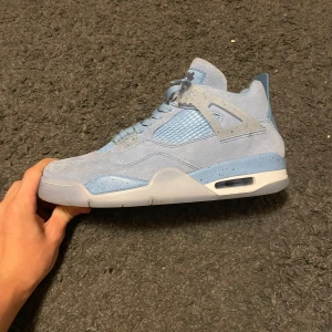 jordan 4s - tjena säljer ett par jordan 4s låda finns med 