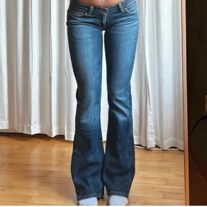 Levis jeans - Snygga och eftertraktade jeans från Levis!!! Har en as snygg vintage färg och är i jättebra skick😍😍😍 det är modellen 572 som är lågmidjade och bootcut!!!  (första bilden lånad)