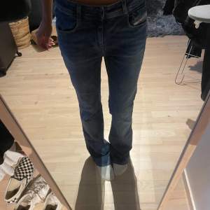 Diesel Jeans, nästan helt oanvända. Säljer pga av att de för stora på mig. Köpta för 2300kr  Skriv för mer information.