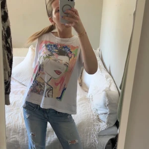 T-shirt med tryck  - En T-shirt med sommarfärger. Köpt från zara, storlek M, då jag vanligtvis är S men tycker de snyggt med lite oversize. Använd ett par gånger. 