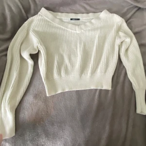 Stickad tröja - Jättefin vit stickad tröja perfekt nu till hösten🥰