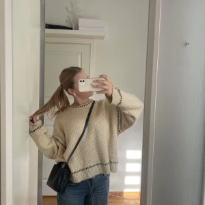 Zara tröja - Säljer min super mysiga stickade tröja från Zara, knappt använd!❤️‍🔥Storlek är XL men det passar jätte bra på mig som har M🥰🥰🥰