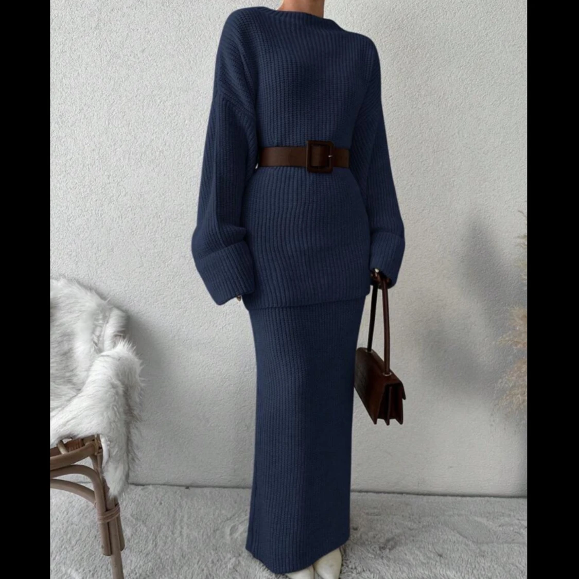 Mörkblå stickad klänning