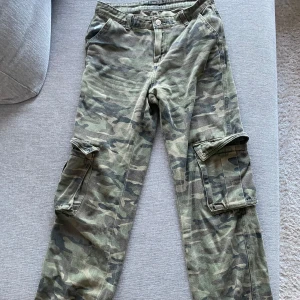 Camo byxor  - Coola camo byxor som varit en stor favorit men nu säljs 🍂