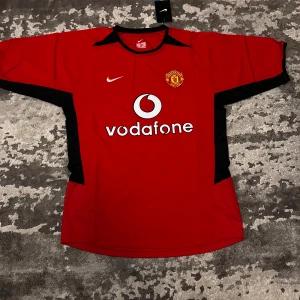 Man united Retro 2002 - Hej! Säljer en man united retro kit från 2002. Inget på ryggen. Säljer för 350. Skriv om frågor. 