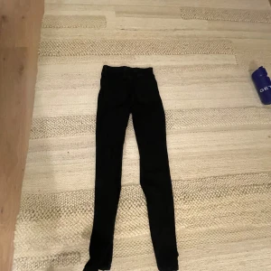 Svarta byxor - Säljer ett par svarta byxor i bra skick. De är högmidjade och har en tight passform. 