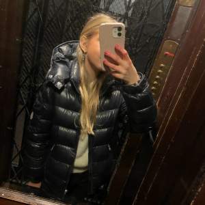 Intressekoll på min super fina moncler jacka🩵 modellen maya 12 år! Super fin men säljer då jag tyvärr växt ut den, väl använd men fortfarande bra skick! Skriv för fler bilder 