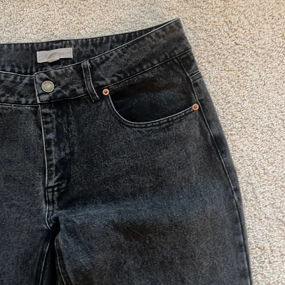 Alobha jeans regular modell strl M. För små för mig! :( har en liten slitning e ena benet. . Jeans & Byxor.