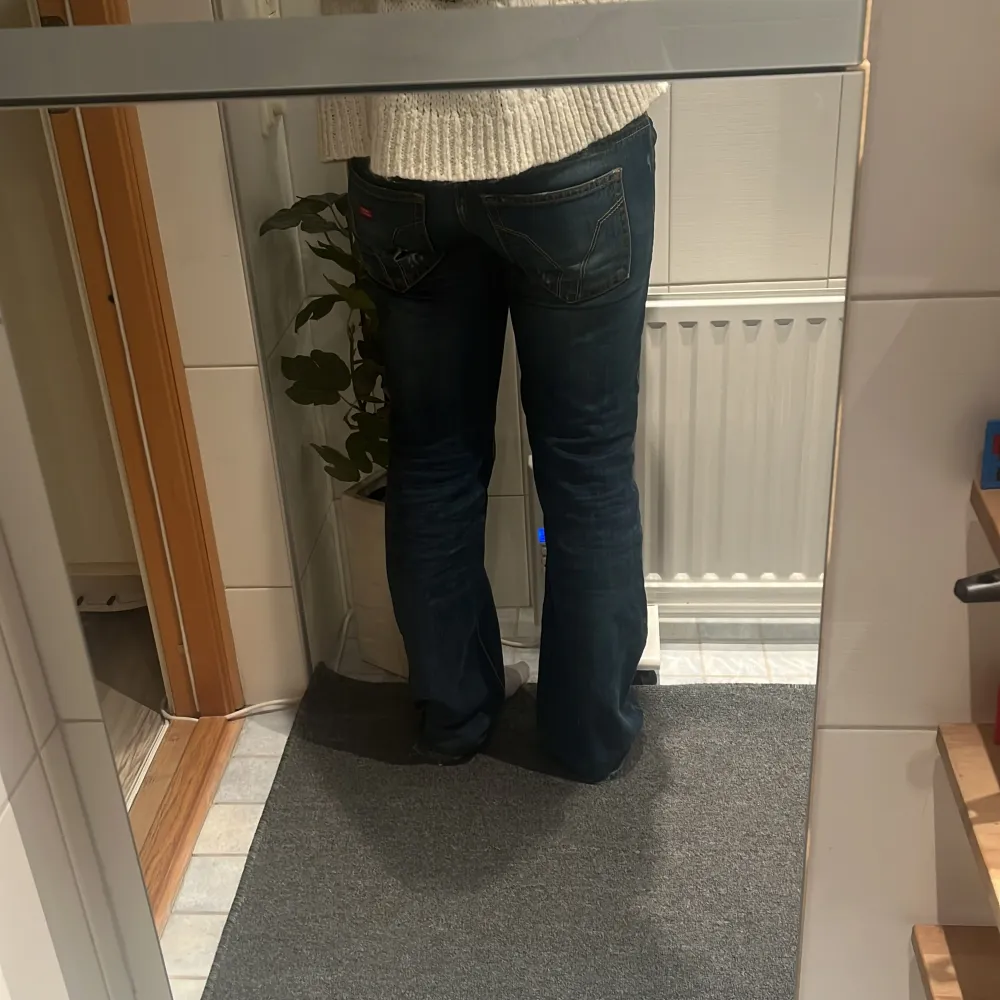 Miss sixty jeans köpta på Vinted för nått år sedan. I bra skicka förutom lite slitna nere ( se bild 4) och hål i grenen (se bild 5). Hålet syns inte när man har byxorna på sig. Annars jätte fina. Har fler bilder bara höra av sig!❤️. Jeans & Byxor.