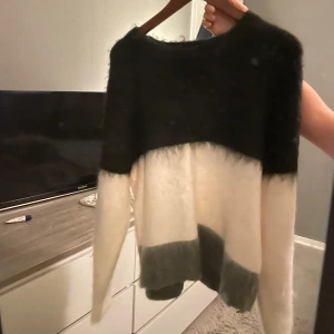 Stickad Hm tröja  - Säljer min fina stickade hm tröja i storlek Xs-S. Använd ett fåtal gånger men är i jättebra skick. Säljer direkt för 400 kr genom köp nu annars börjar budgivningen vid 300 via chatt(: hör av er vid frågor