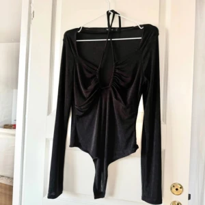 Body NLY - Oanvänd body i fint glansigt material ☺️