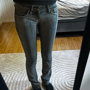 Jeans - Lågmidjade jeans i storlek 34. Innerbenslängd 90cm. I bra skick men passar inte mig längre. 