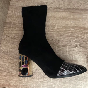 Ankelhöga stövlar med klack - Ankelhöga stövlar med klack i mockaimitation.  6 cm klack.  Väldigt bekväma att gå i.  Strl 37