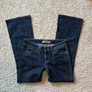 Lågmidjade jeans - Jättefina lågmidjade bootcut jeans! Inga bilder med de på då den inte passar💕