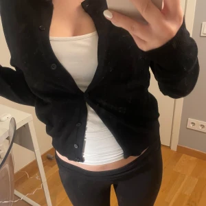 Kofta - Fin svart kofta med knappar💓 använd fåtal gånger