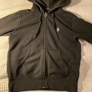 Svart hoodie från Ralph Lauren - Säljer en snygg svart hoodie från Ralph Lauren. Perfekt för höst och vinter, och den är superbekväm att ha på sig. Priset är hugget tar inga bud under 550kr