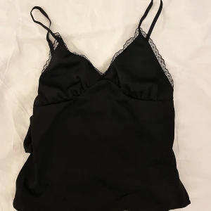 Linne - Jättegullig svart top/linne i storlek S med spetsdetaljer! Använd vid fåtal tillfällen, därmed väldigt bra skick. Justerbara band. Pris kan diskuteras 🌸🌸