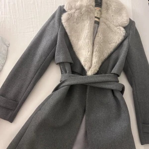 Kappa - Använd Max 5 gånger! Mycket varm vinterkappa i bra skick. 