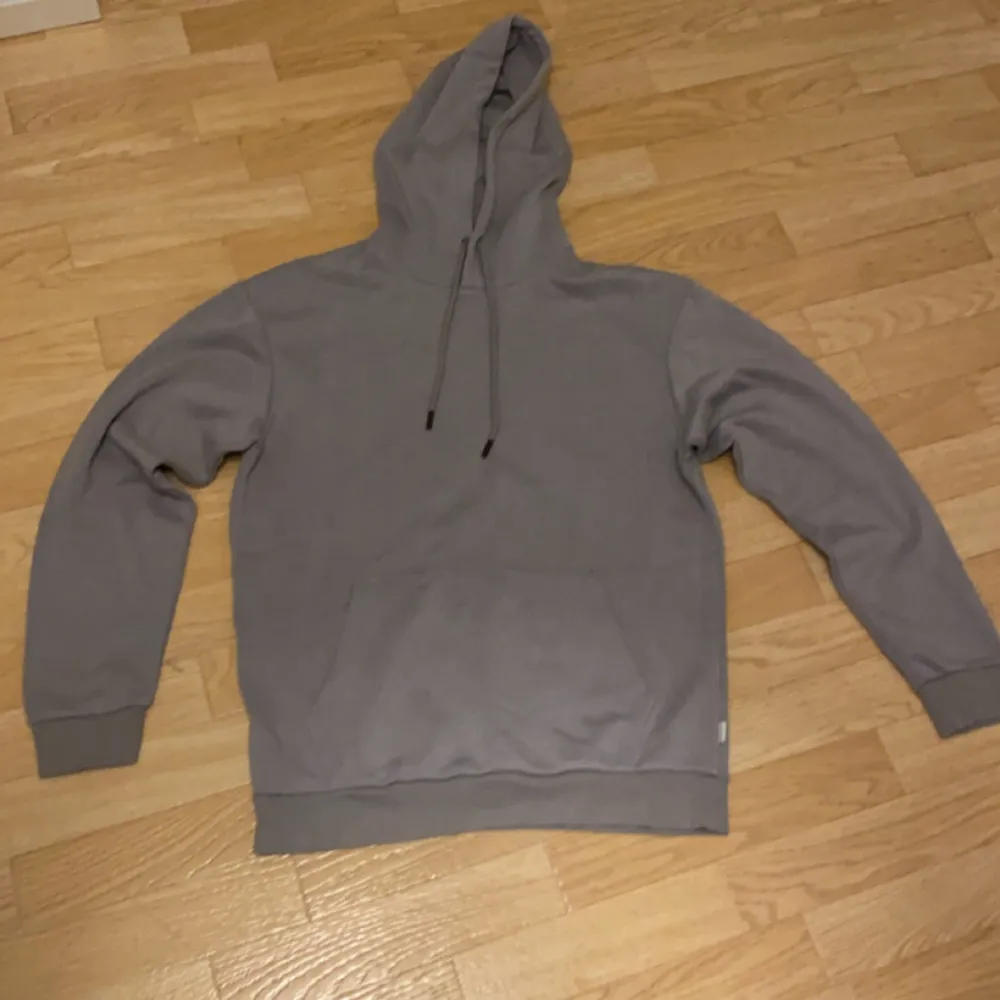 Grå hoodie från jack&jones i storlek M. Hoodies.