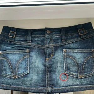 Fin low waist kjol - Jätte fin low waist kjol. Märke:Stradivarius, strl: 36. Har en fläck (inringat på första bilden) som jag tror går bort i tvätten, jag ska testa att få bort den, så om ni vill köpa så hör jag av mig om jag fick bort fläcken elr inte💗💗