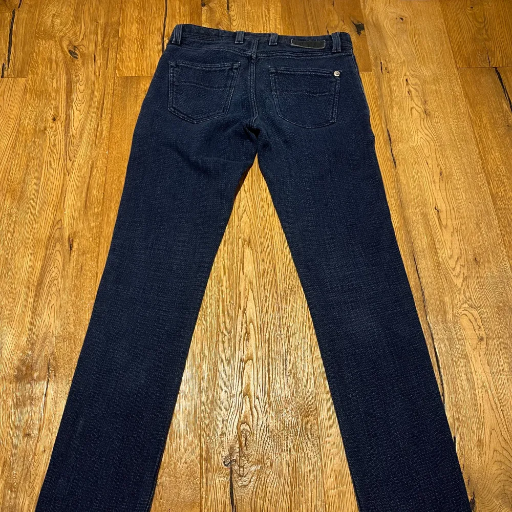 Ett par riktigt snygga och exklusiva jeans från italienska märket tramarossa. Nyskick, storlek 30/32. Gjorda i ett aningen grövre jeans material som ger en fin och kvalitativ känsla. Hör av er vid frågor!. Jeans & Byxor.