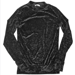 Tröja i sammet  - En velourtröja i fint skick från märket Liquid. Mått Längd: 64 cm Axelbredd: 41 cm Innerärmslängd: 47 cm Byst: 41 cm