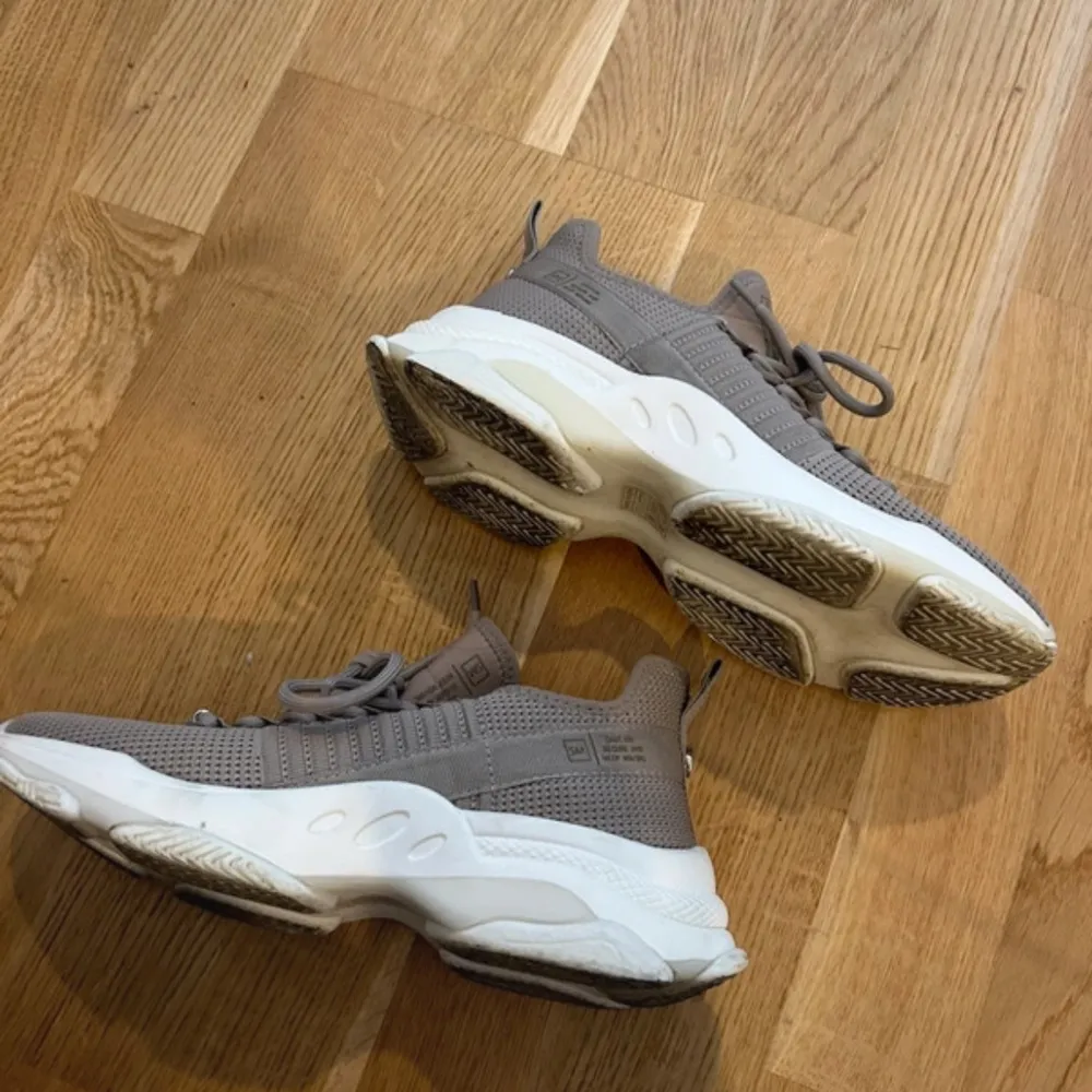 Sneakers från Steve Madden i färgen taupe, endast använda ett par gånger. Skulle säga att de är små i storleken, passar mig som oftast har 39 och 40 i vissa skor🩷 Köpta för ca 1000 kr. Skor.