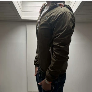 Solid Skaljacka  - Tja säljer denna as feta jacka. Skick 7,5/10. Köp för endast 299. Storlek S men passar även XS. Olivgrön färg, perfekt nu inför hösten. Passar dig som är runt 175. Hör av dig vid frågor eller funderingar!